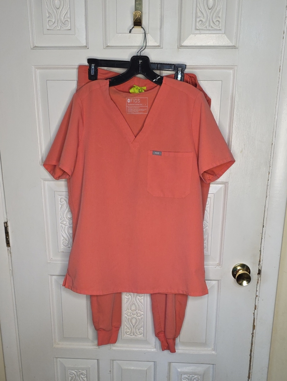Figs Technical Collection Coral-Peach V-Neck Scrub Top & Joggers Set Size Large